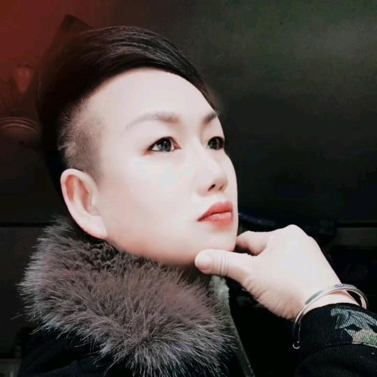 短发女人