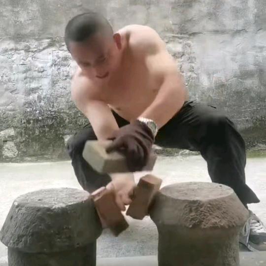 爱练功的小老头