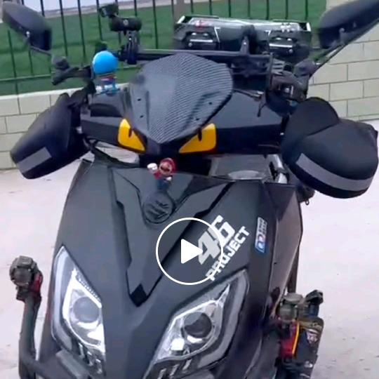 光的踏板摩托车