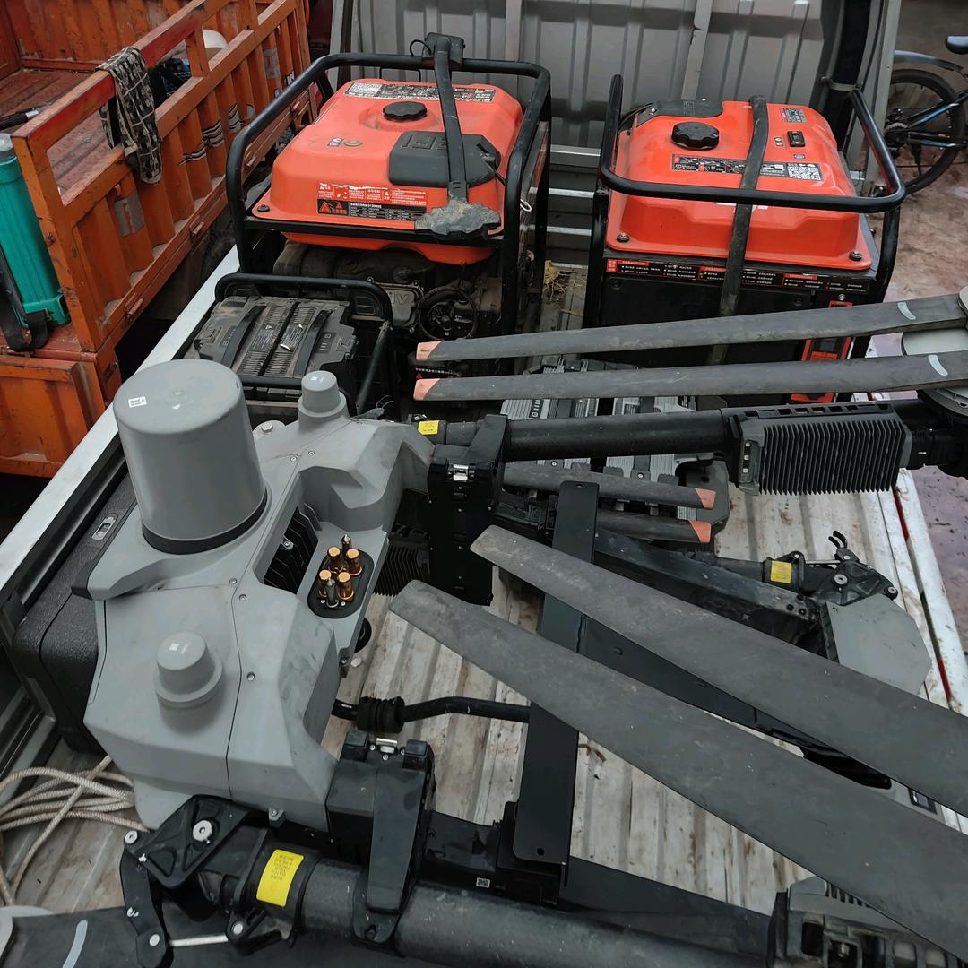 飞无人机的小周