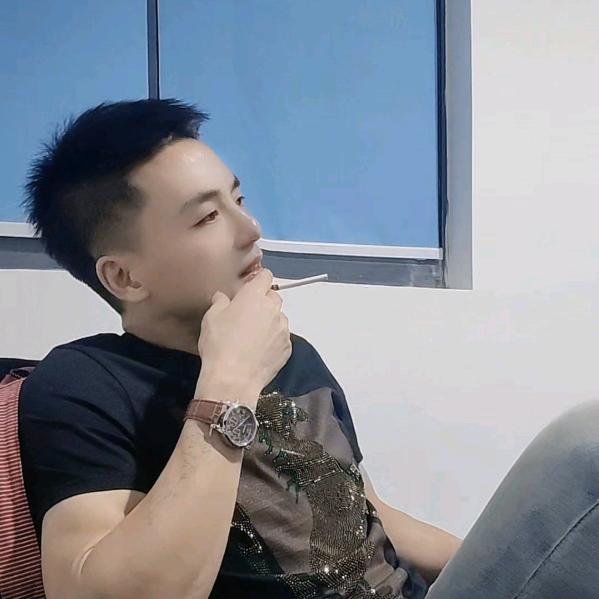 红绿灯🚦下的乞丐