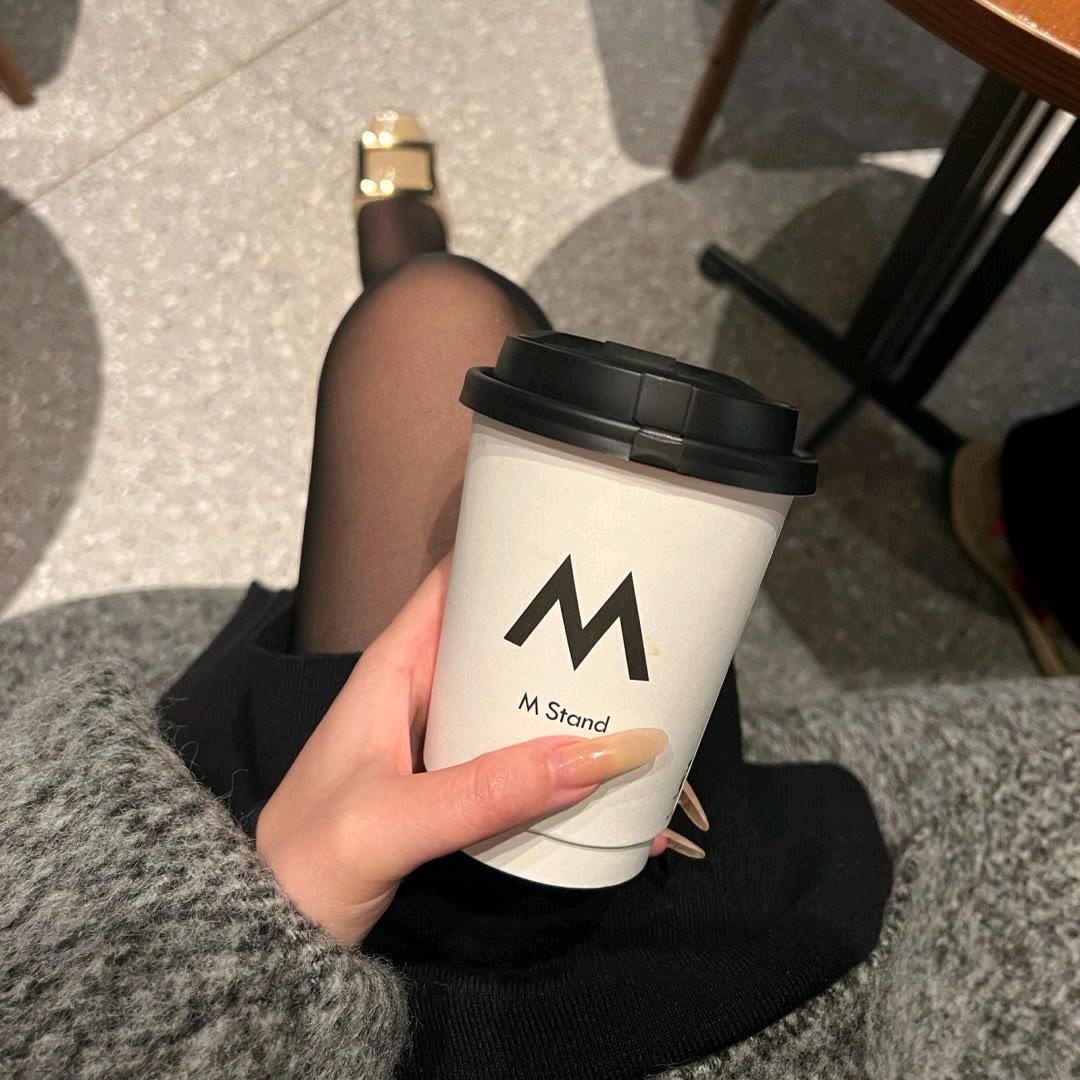 小熊喝牛奶