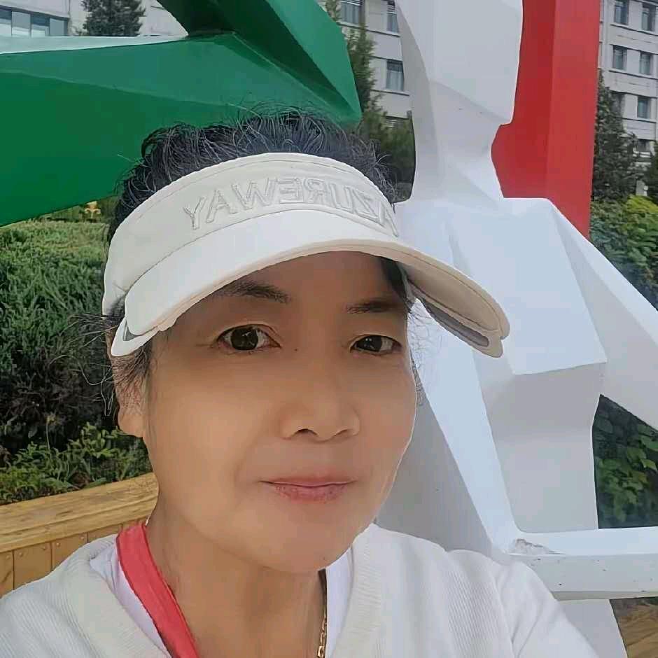 洪  爱 월