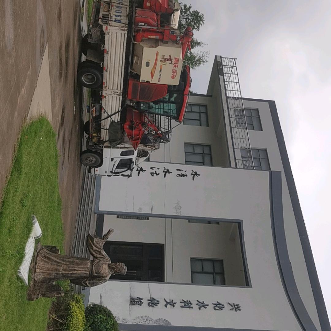 雷沃收割机车队
