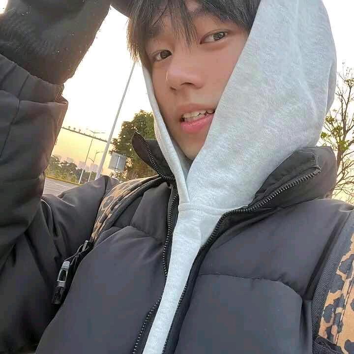 七七-