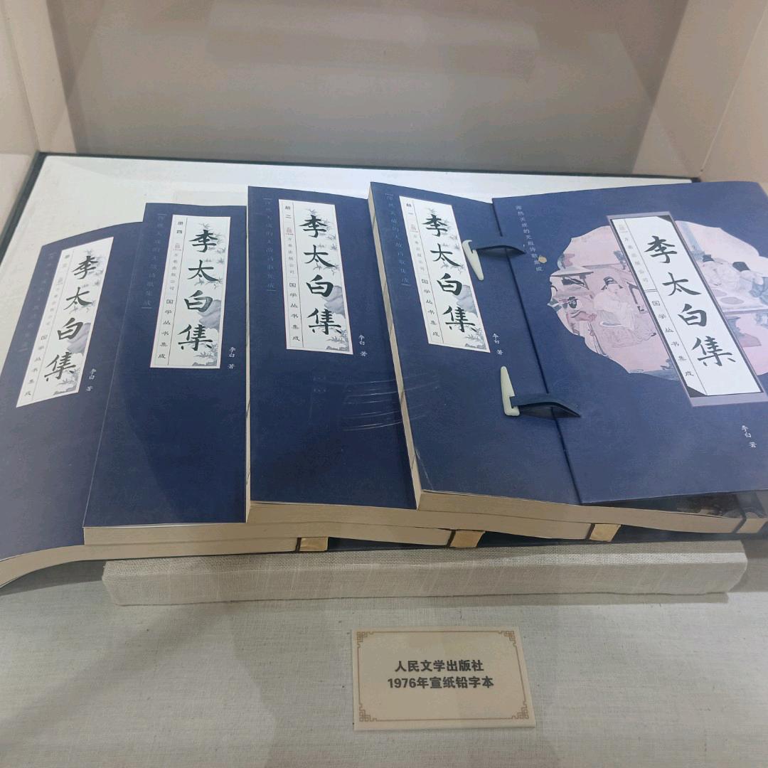 攀登高峰望故乡