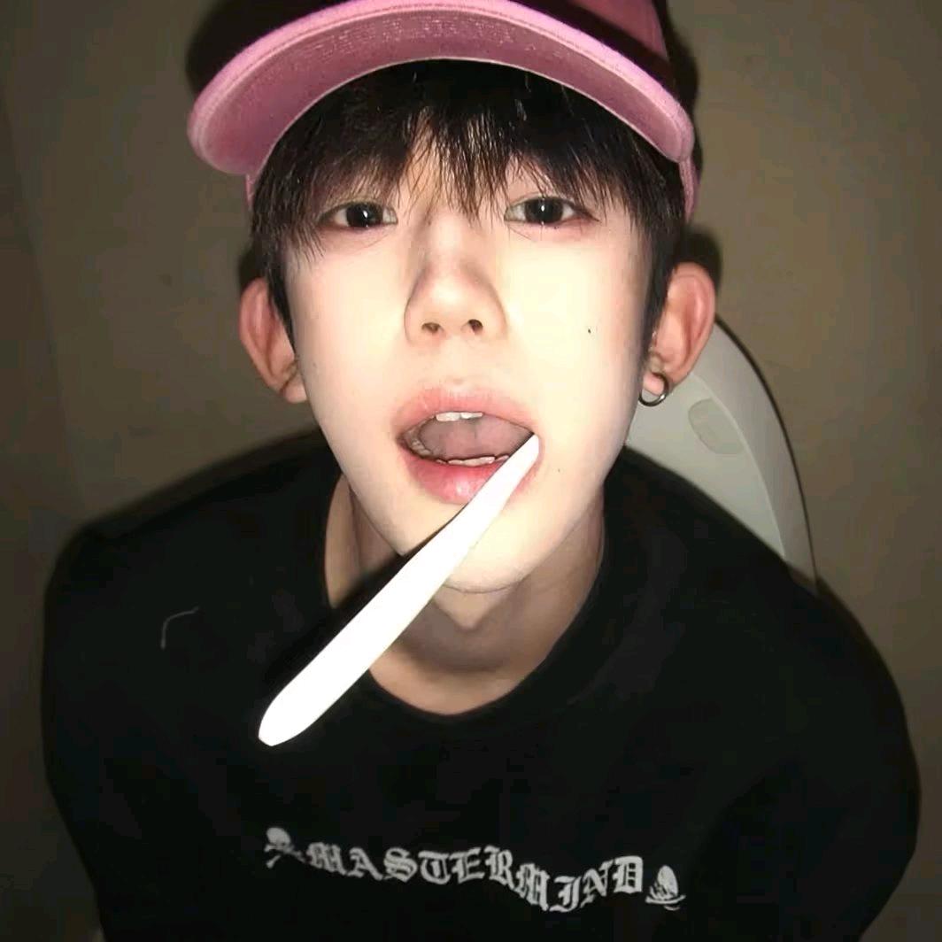 180斤男高撞进我怀里
