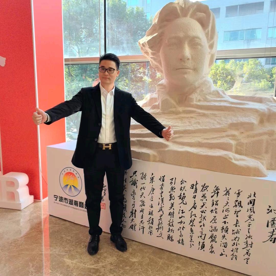 罗亮