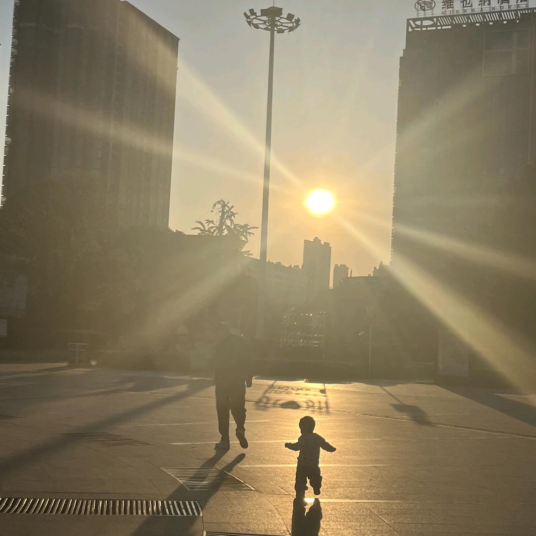 🌈收废纸的小张.