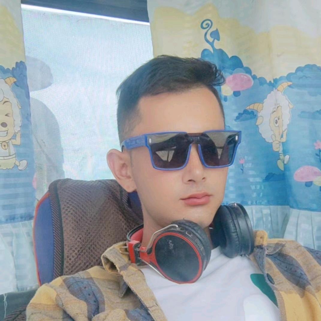 开挖掘机小哥哥
