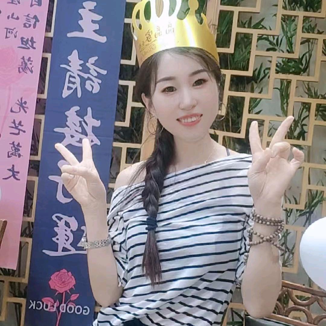 像孩子一样笑着