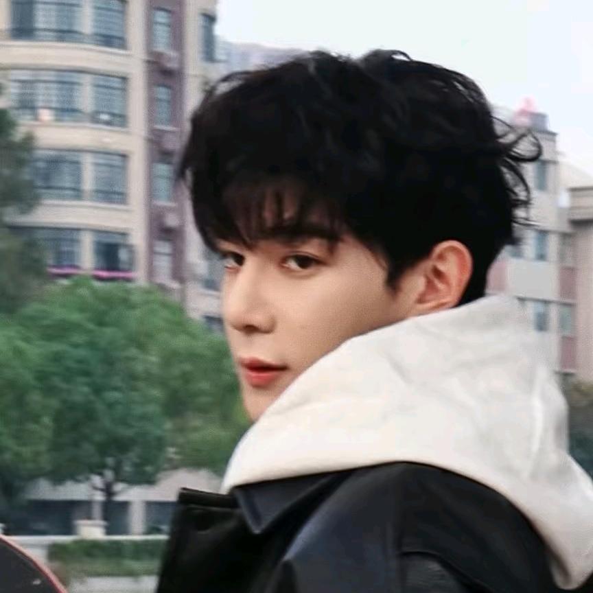 帅 哥🦋🍫