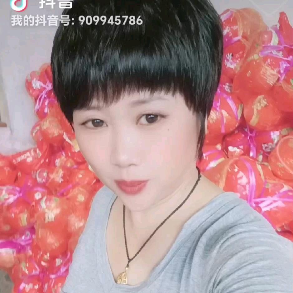 三个孩子的妈妈。