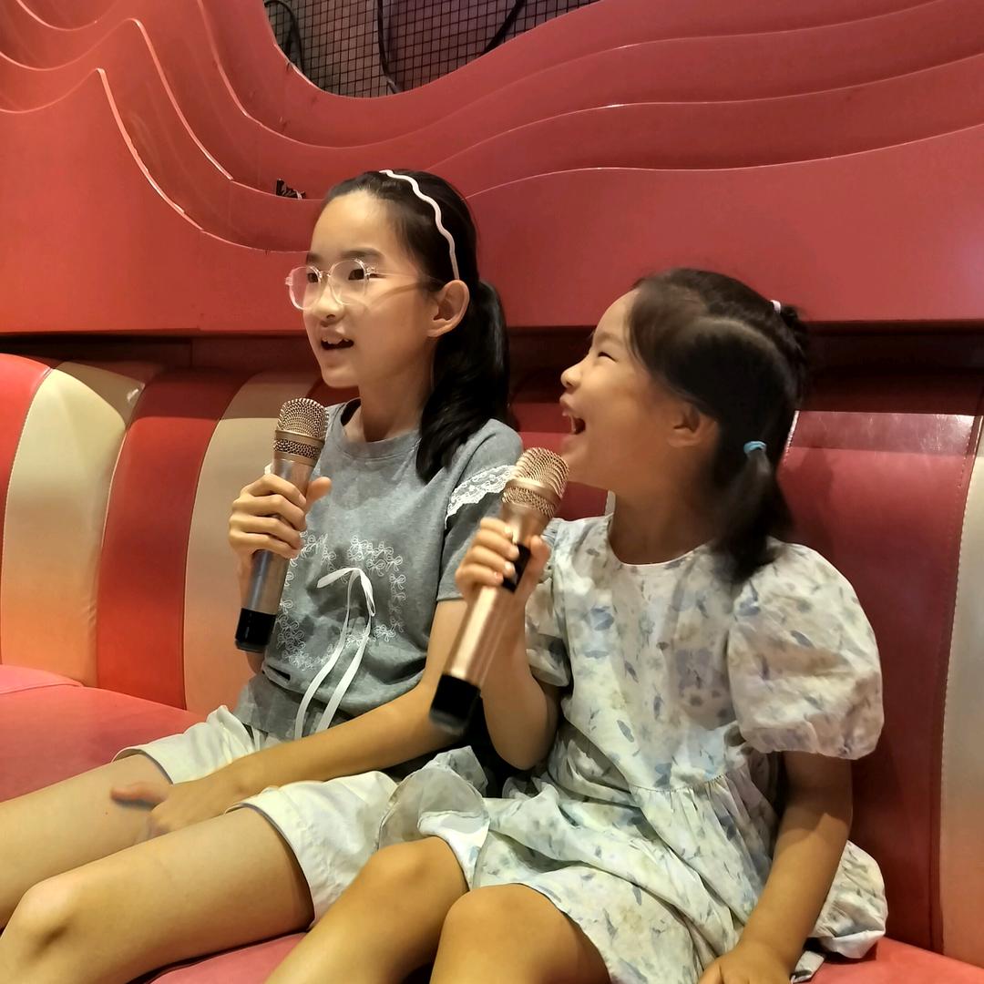 两闺女麻麻