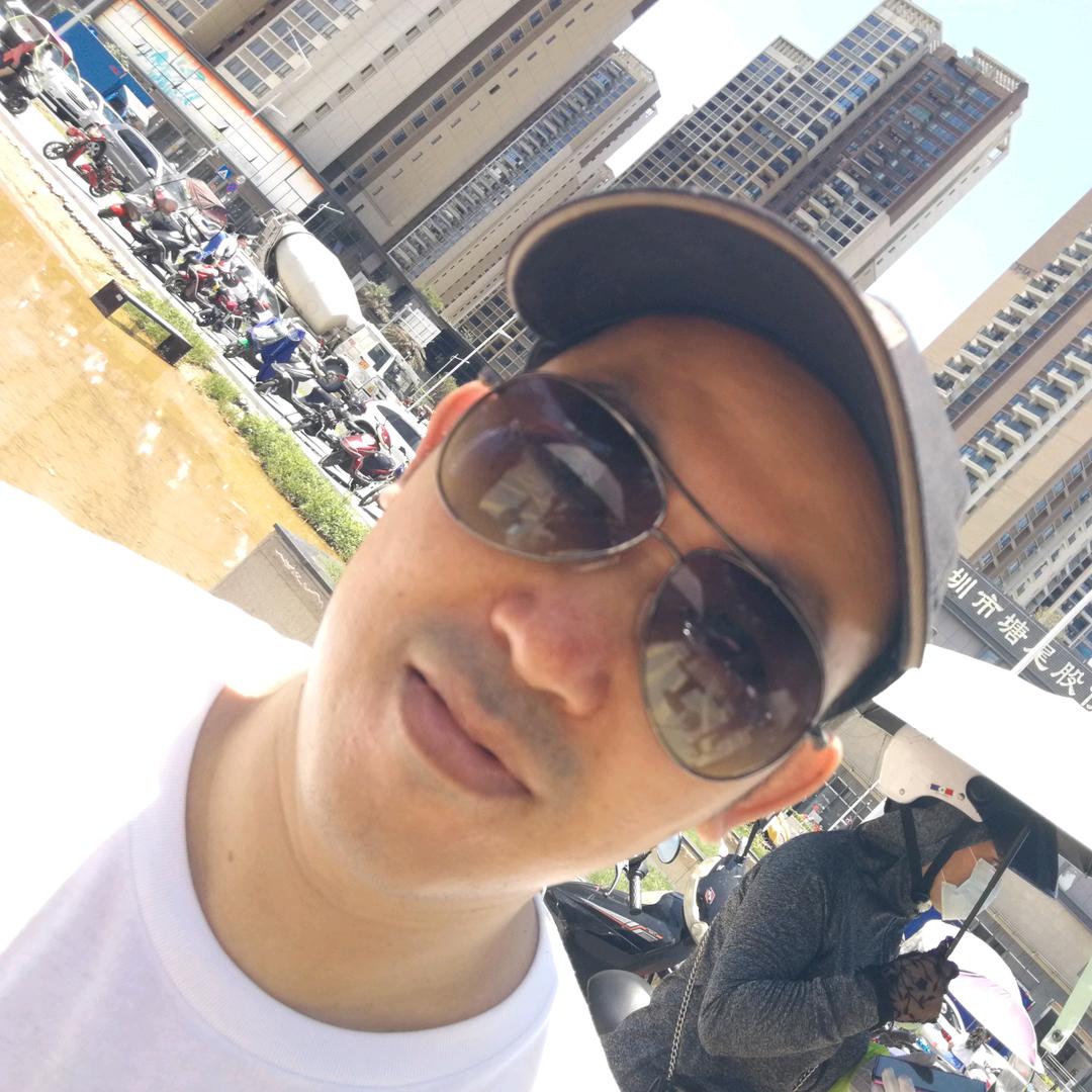 地铁上的深圳人
