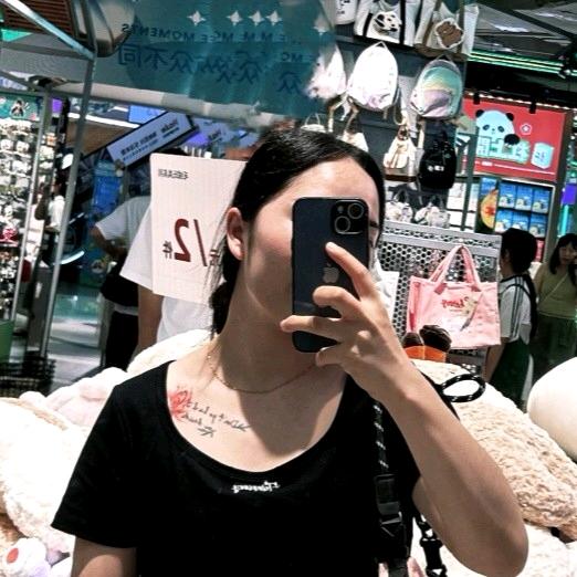 摇晃着红酒杯🍷