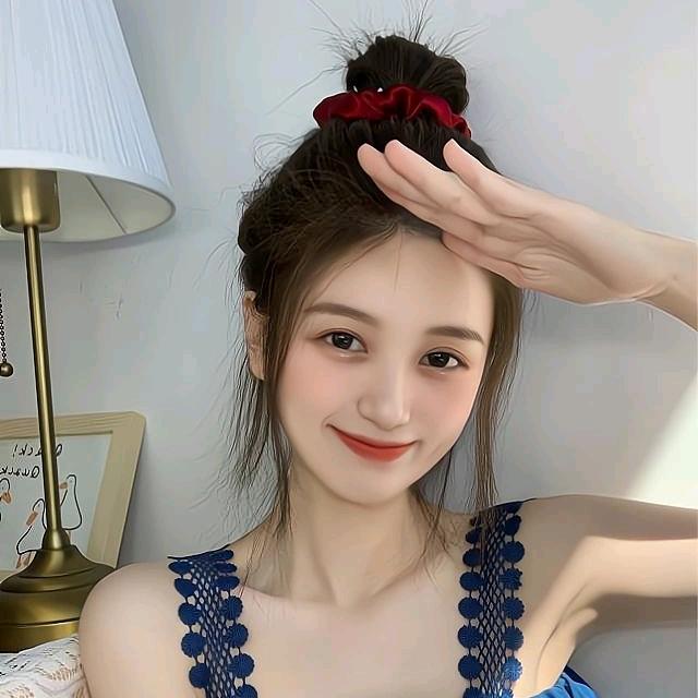 舔爪的猫咪