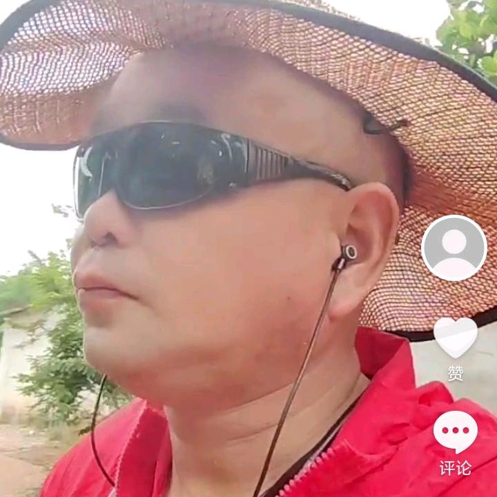 葛先生开着宝马捡破烂