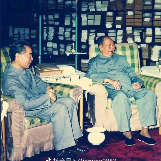 时代传奇一一李小龙。
