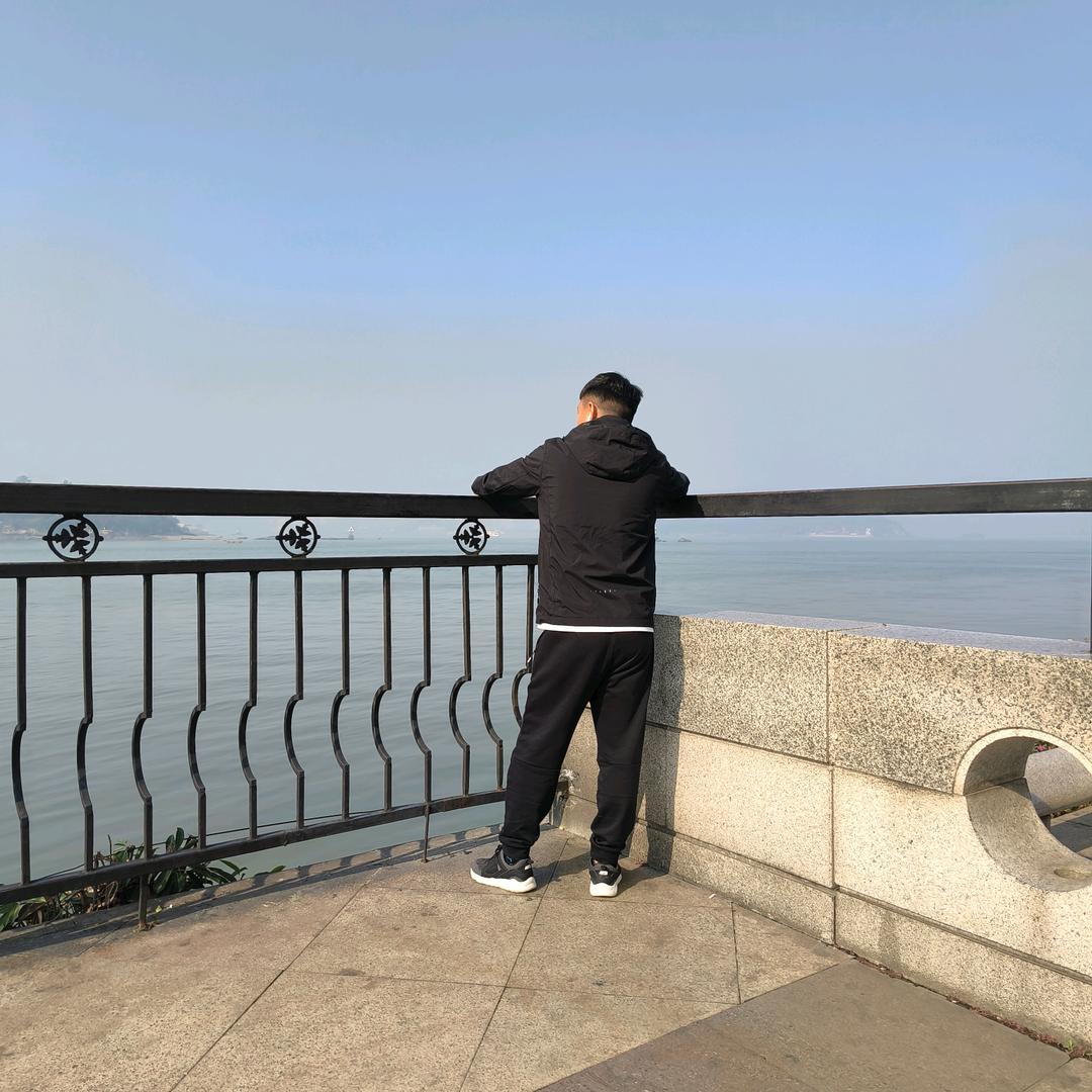 宏伟、