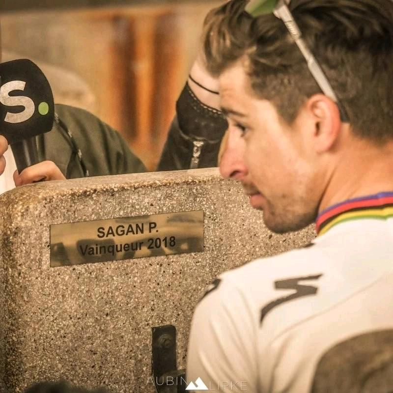 醉倒在柏油路上