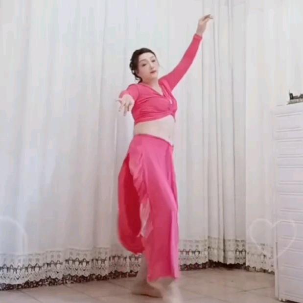 爱跳舞的甜甜