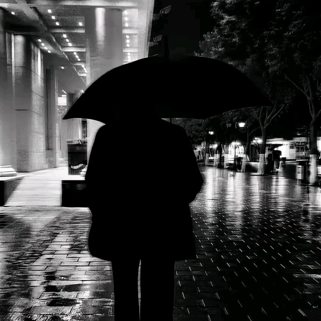 M、