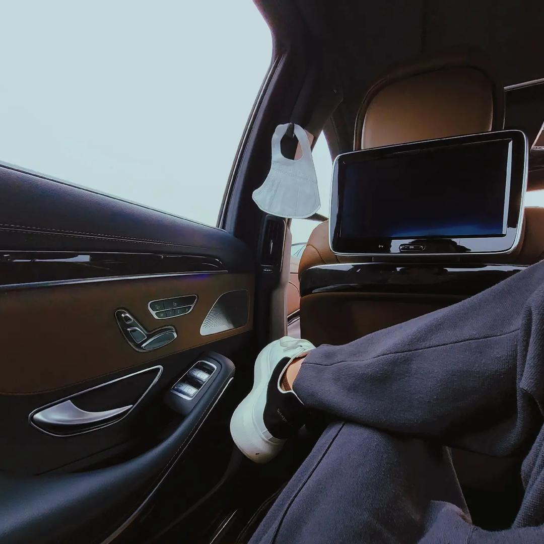 就在那年双手插兜