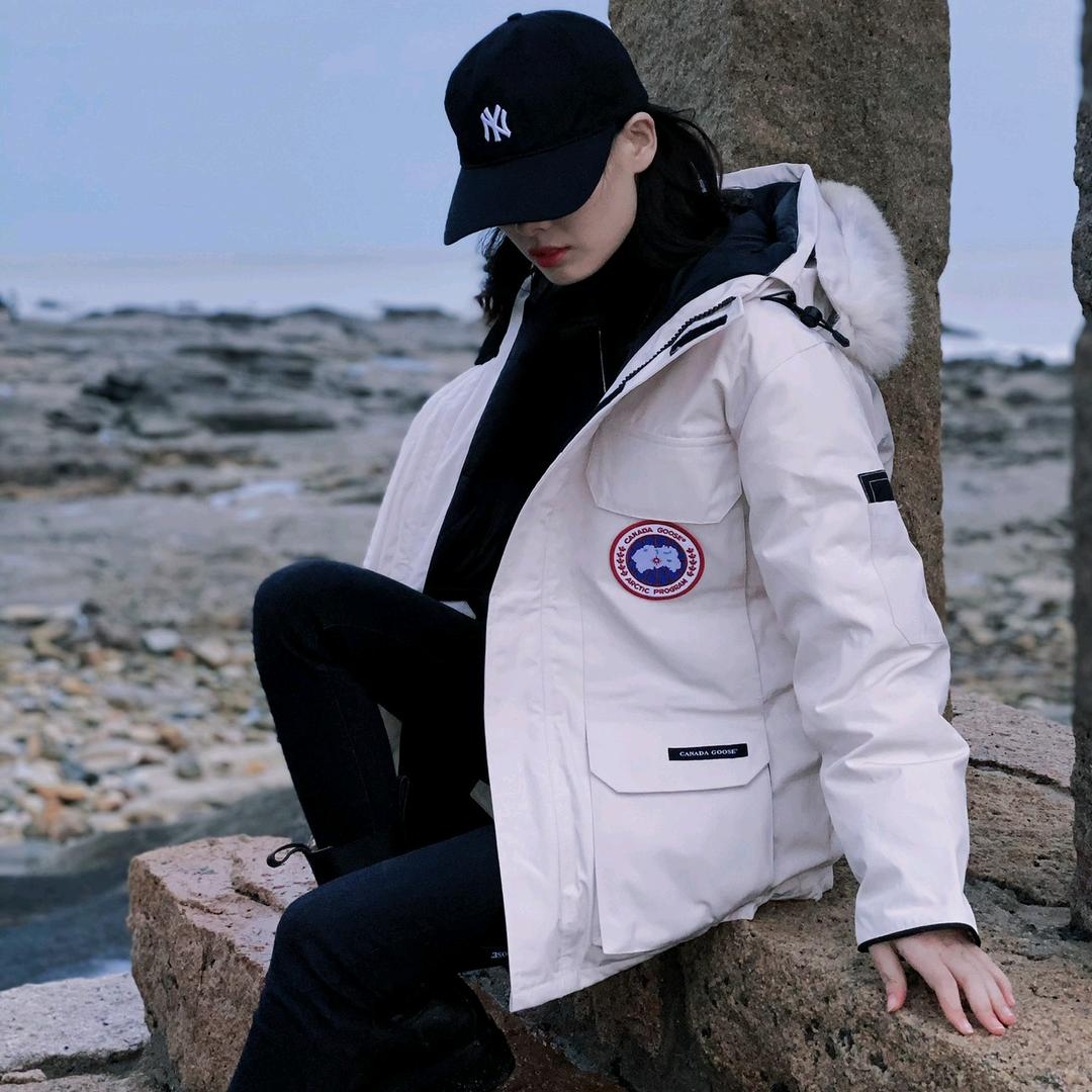 大鹅北面蒙口剪刀手羽绒服源头工厂