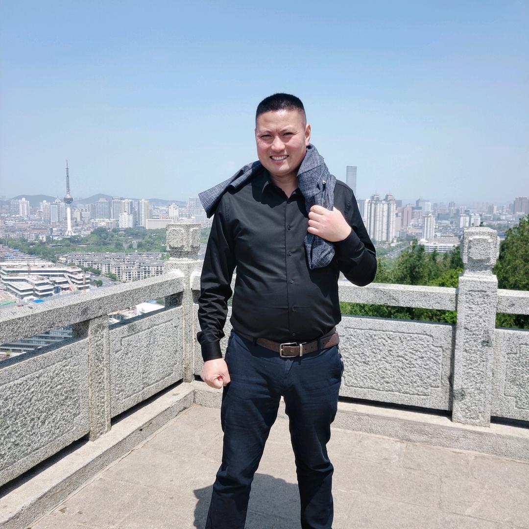 一个大孙女四个大孙子的爷爷