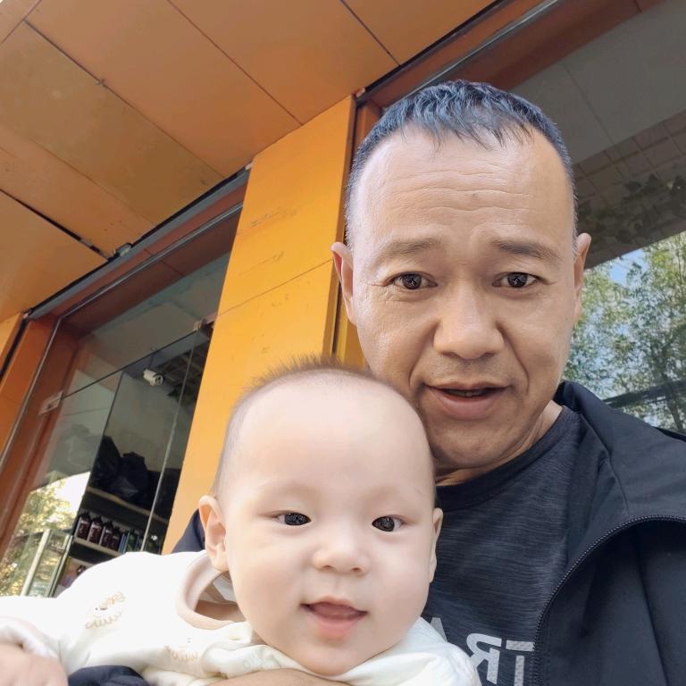 蓝桉《布兜》旅游大巴