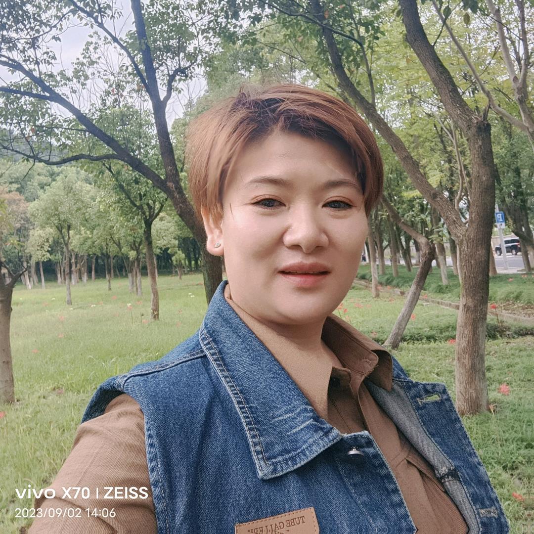 李陈，唱歌老跑调