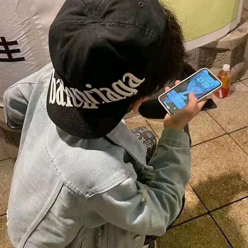 小y^