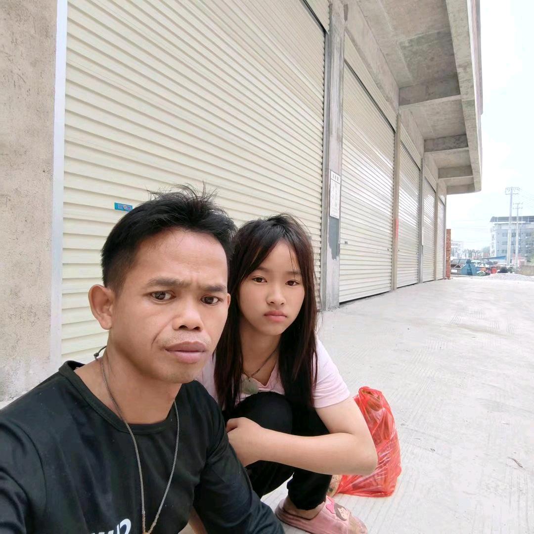 广西铁头父女组合卖唱谋生三轮闯天下