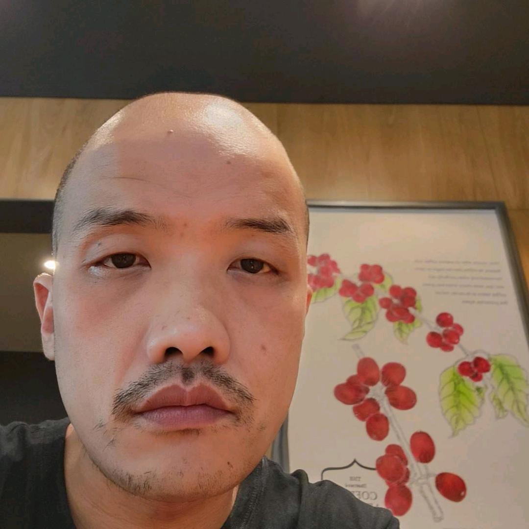 平民装扮的宋总头像