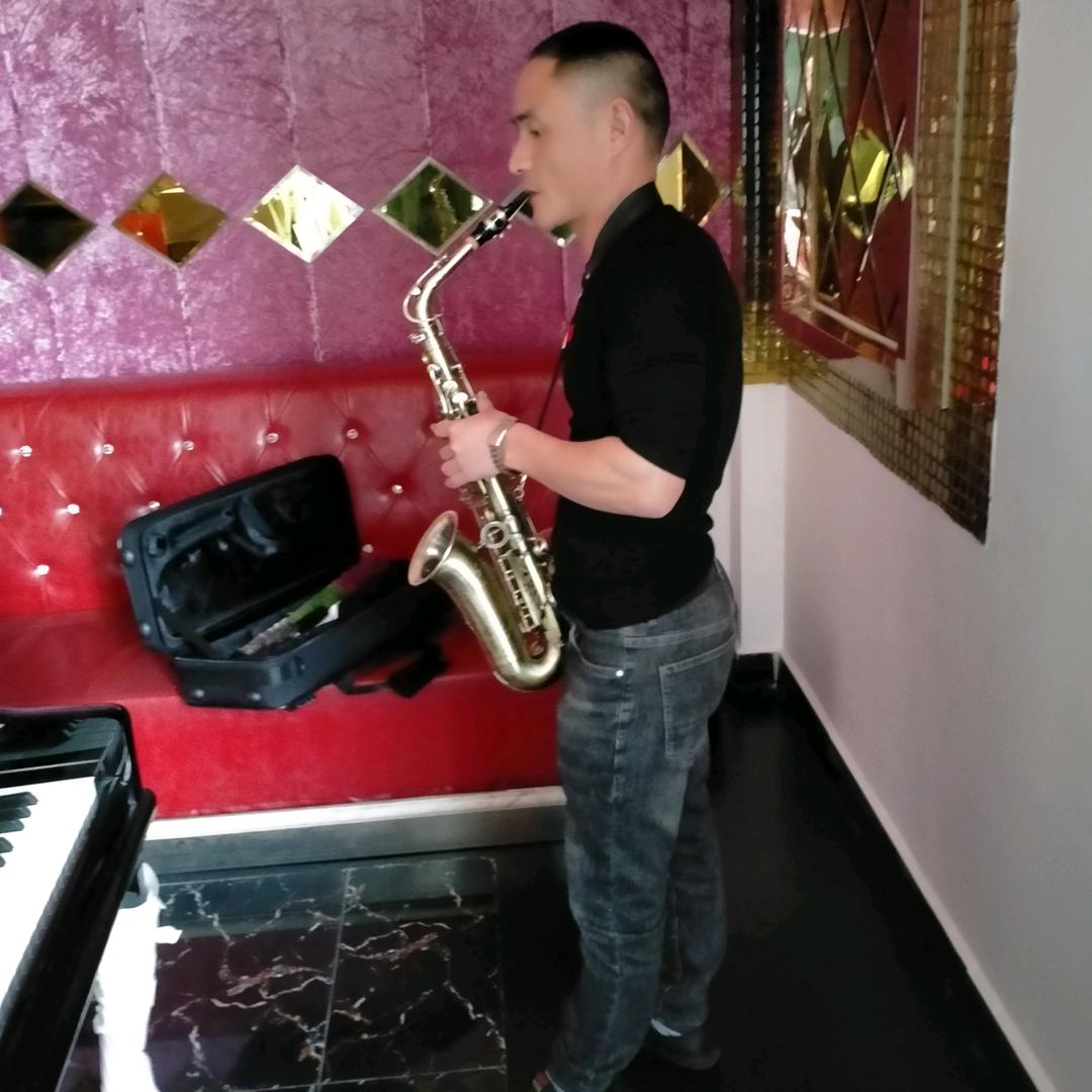 一个人在雨中🎷