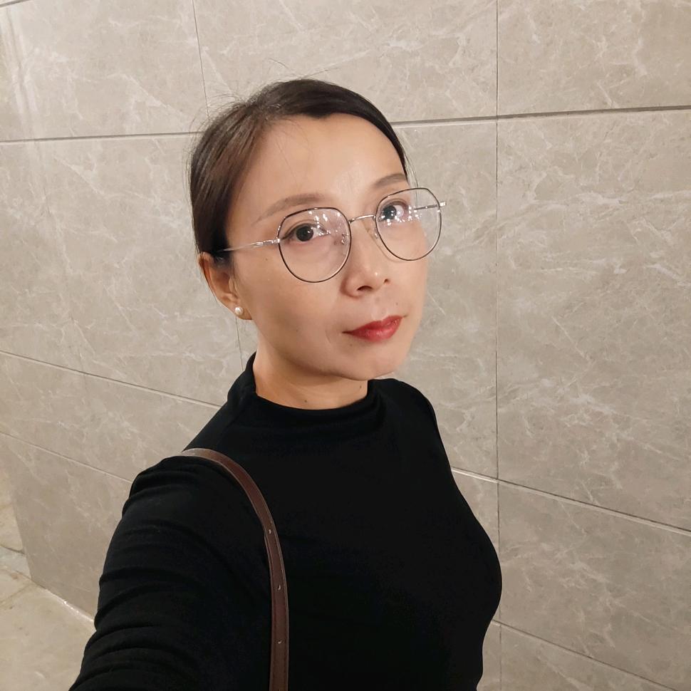 左耳十字右耳玫瑰