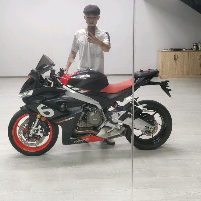 A小亮哥哥爱机车