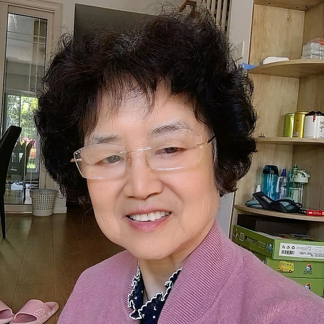 喜欢美装的老太！