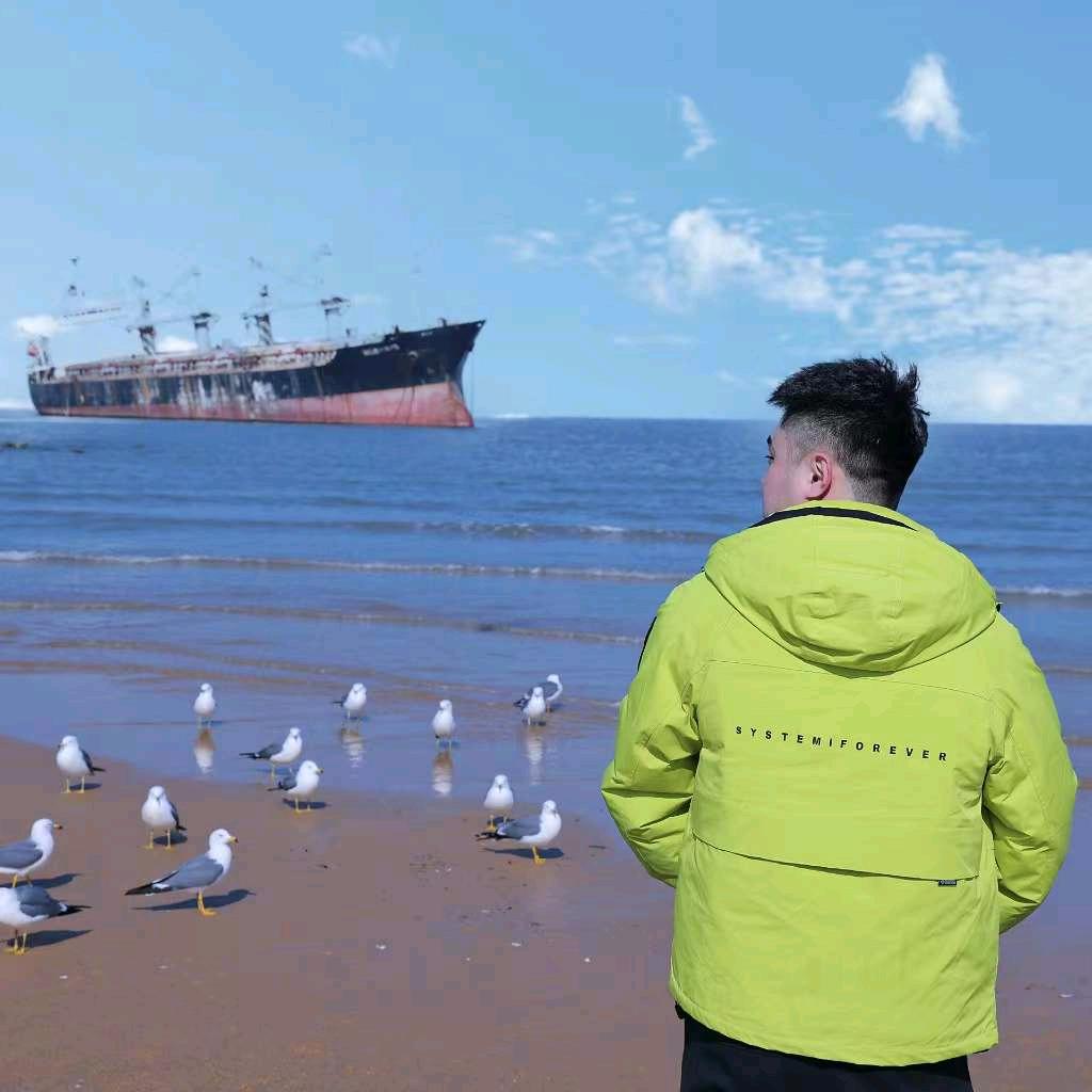 梁某.
