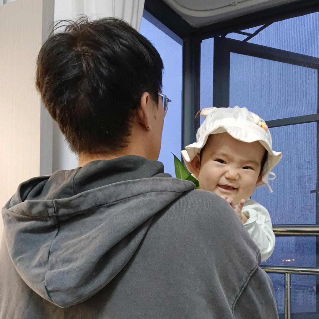 是小何呀！