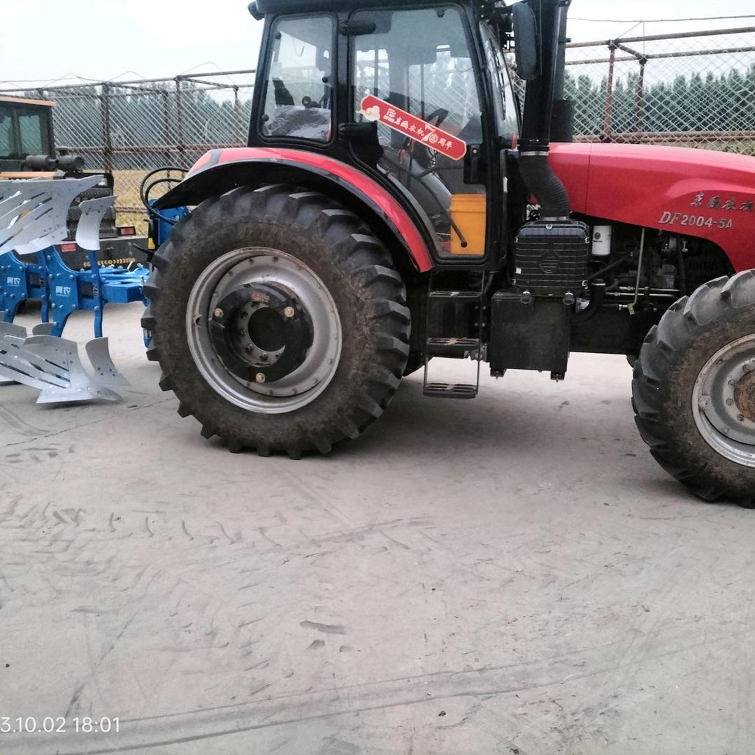 开拖拉机的农村小伙