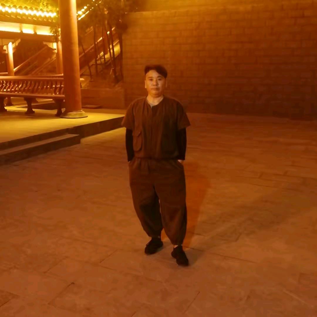手捧彼岸花