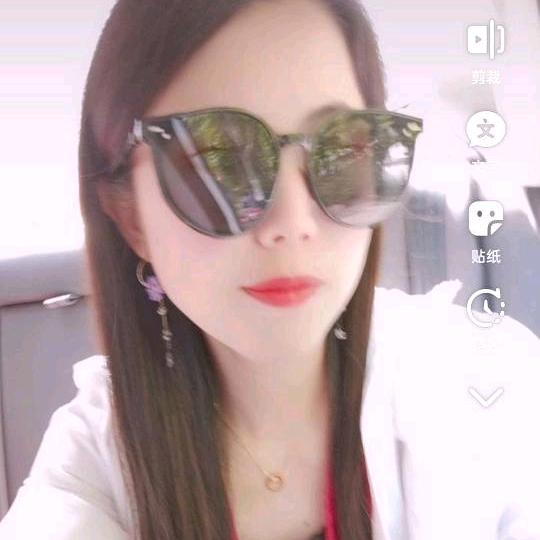 爱家人的英子。