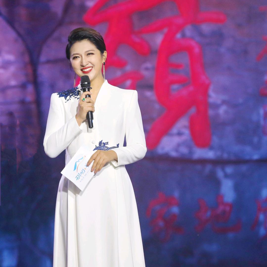 雷璐双语主播