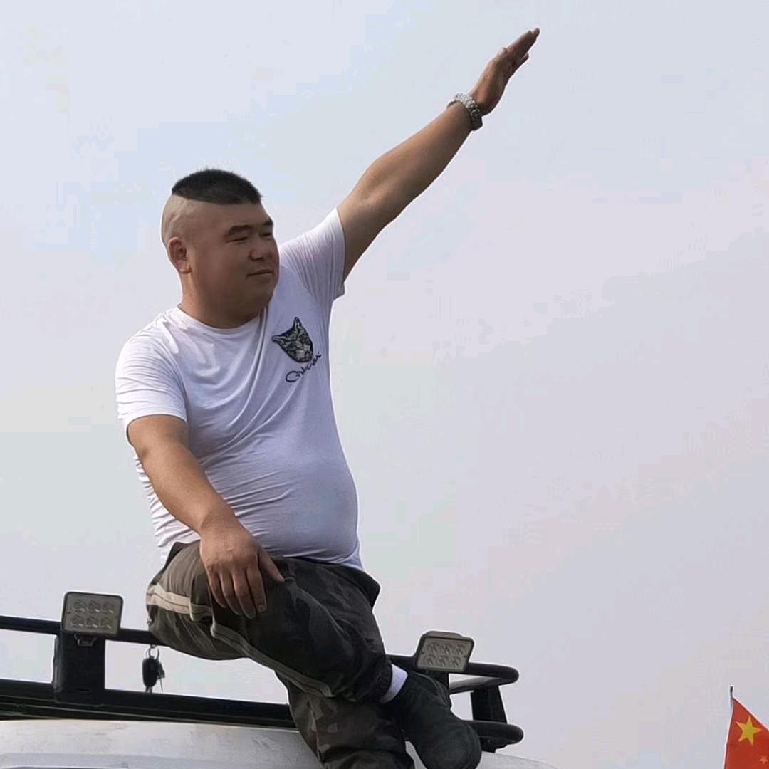 爱上了吸烟的小刚哥