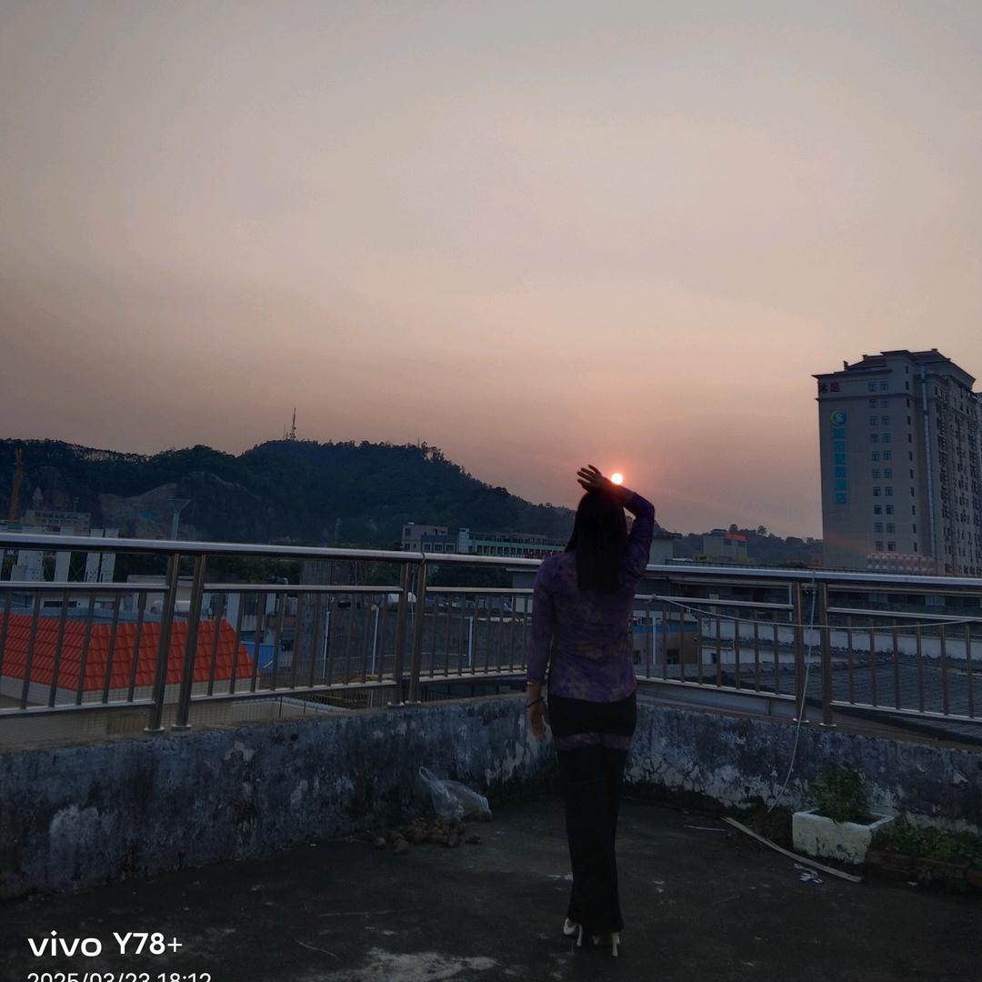 笑脸背后的狼狈