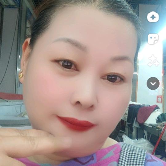 村里有个姑娘叫小芳