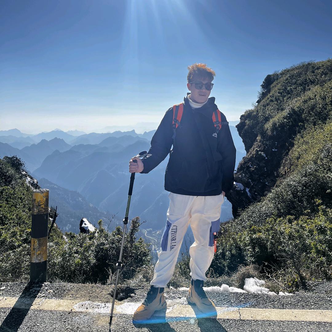 爱爬山徒步的冯少