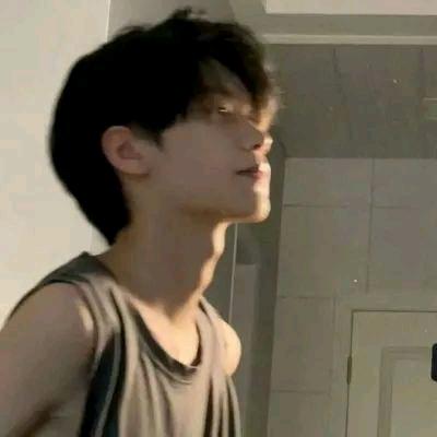 门口藏着一条狗